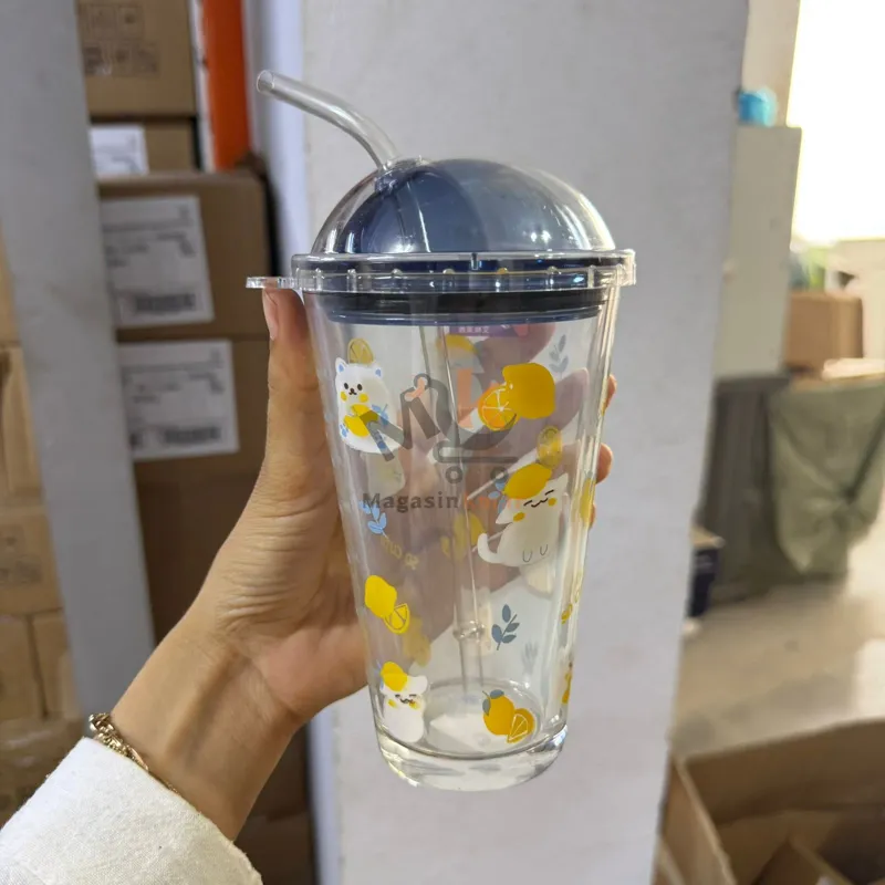 Chope en verre avec paille et couvercle