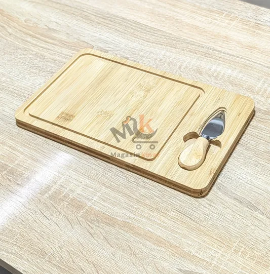 Planche charcuterie en bois avec couteau